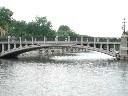 La Confederación Hidrográfica del Tajo, a petición del Ayuntamiento de Madrid, ha soltado mayor cantidad de agua desde la presa de El Pardo para intentar paliar la proliferación de algas en el río Manzanares a su paso por la capital