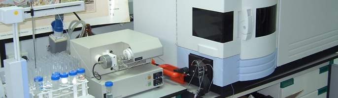 Fotografía de un Espectrómetro de emisión por acoplamiento de plasma inducido con detector óptico (ICP/OES).