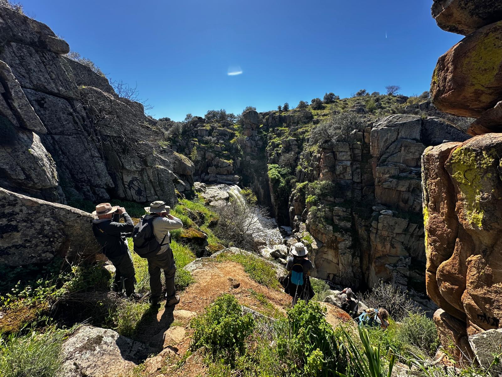 Actividad de Explora con el Tajo en un cauce entre roquedos.