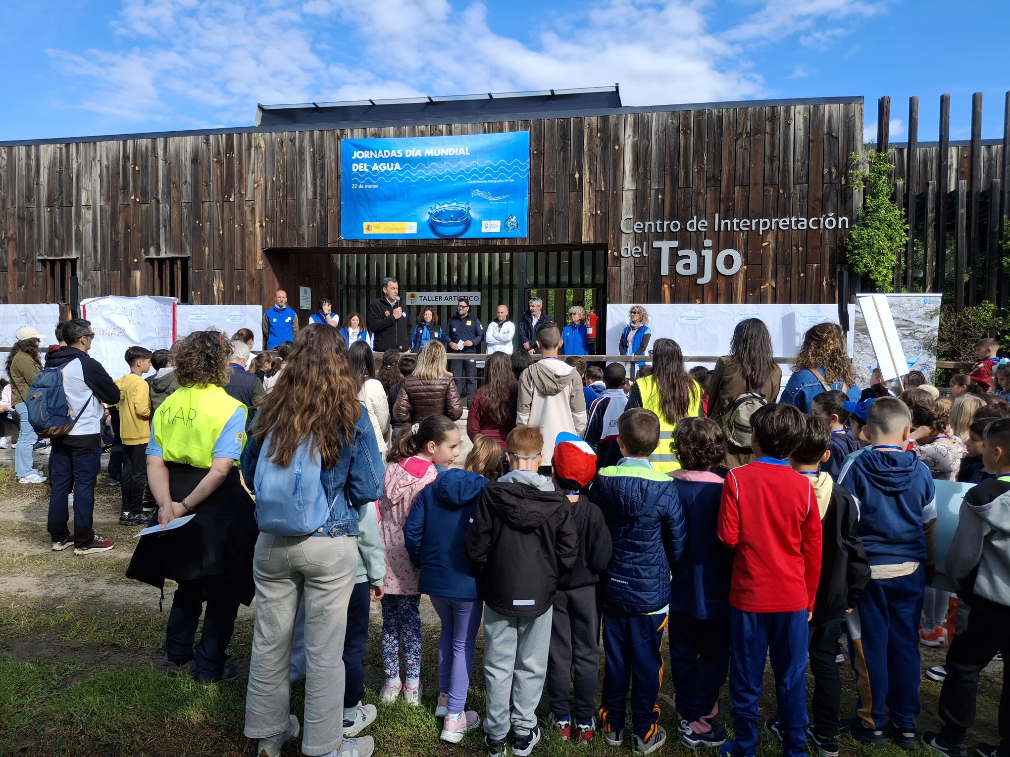 Escolares asisten a las jornadas por el día del Agua en Cazalegas, Toledo