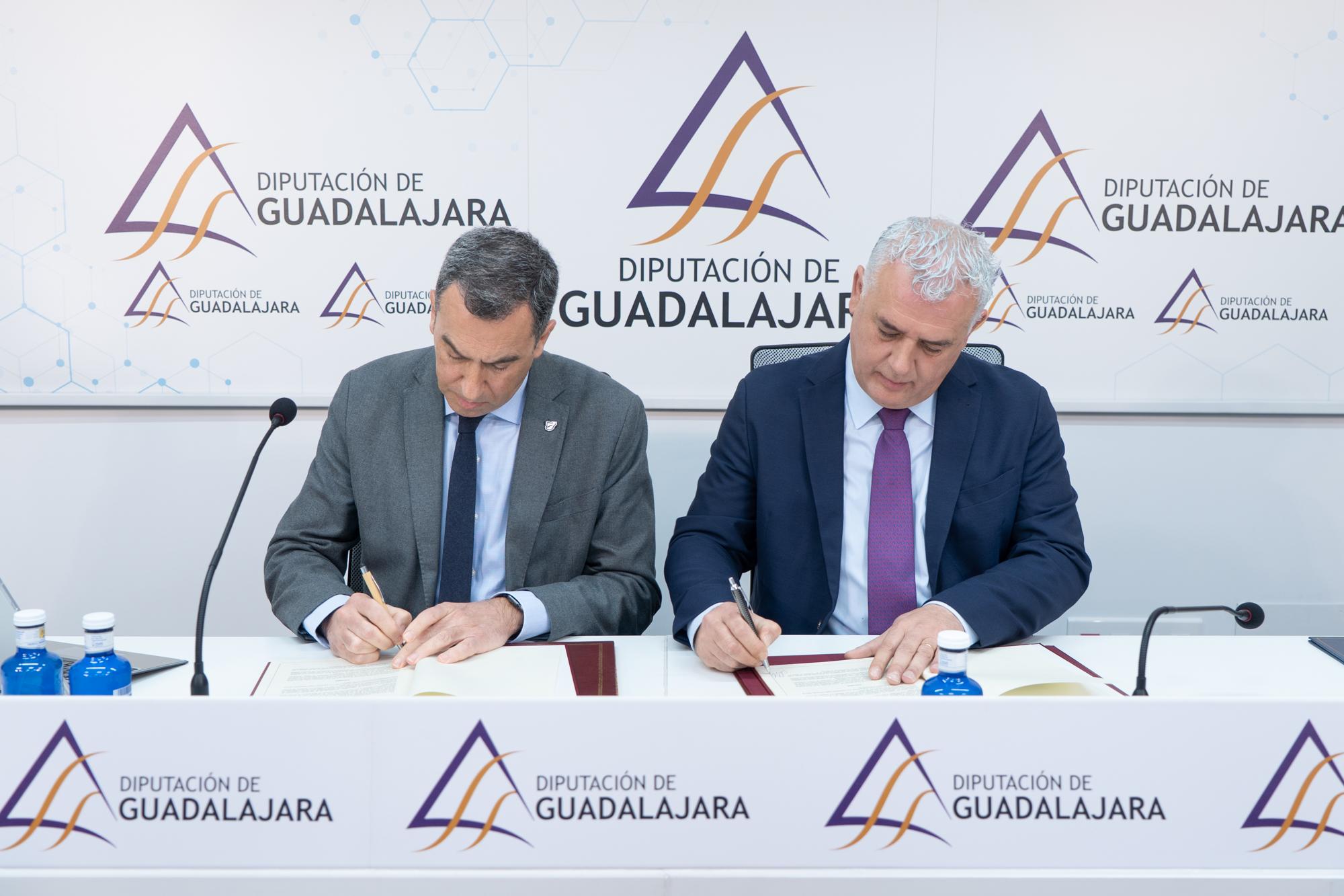 EL PRESIDENTE DE LA CONFEDERACIÓN HIDROGRÁFICA DELTAJO, ANTONIO YÁÑEZ CIDAD, Y EL PRESIDENTE DE LADIPUTACIÓN DE GUADALAJARA, JOSÉ LUIS VEGA PÉREZ,FIRMAN UN CONVENIO PARA LA CONSERVACIÓN YMANTENIMIENTO DE CAUCES DE LA PROVINCIAN